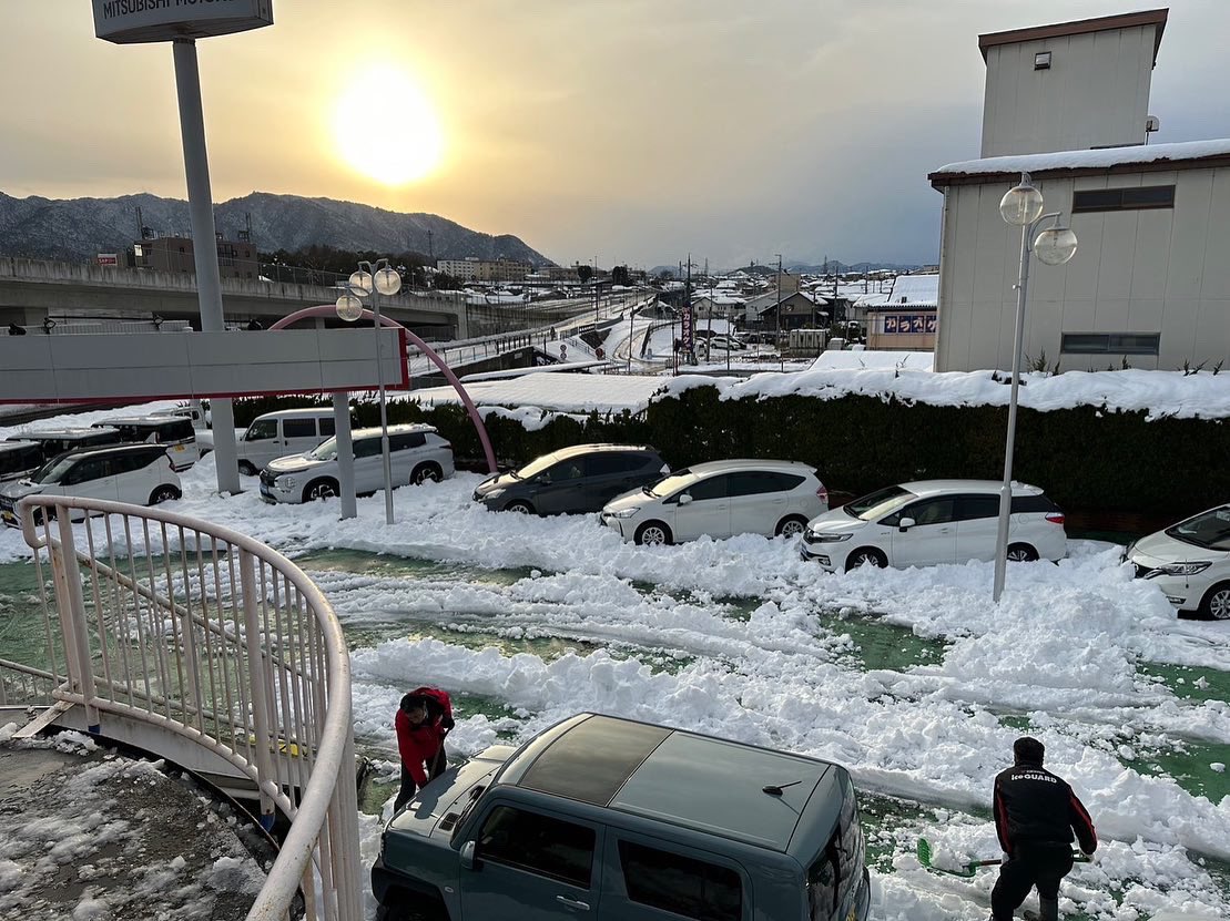 happy_oshima's tweet photo. 展示場にたくさん積もっていた雪が社員さんの雪かきのおかげできれいになりました‼️

今日も雪が少し積もり、足元が悪くなっておりますので十分気をつけてください☺️ https://t.co/aXlggGSZOk