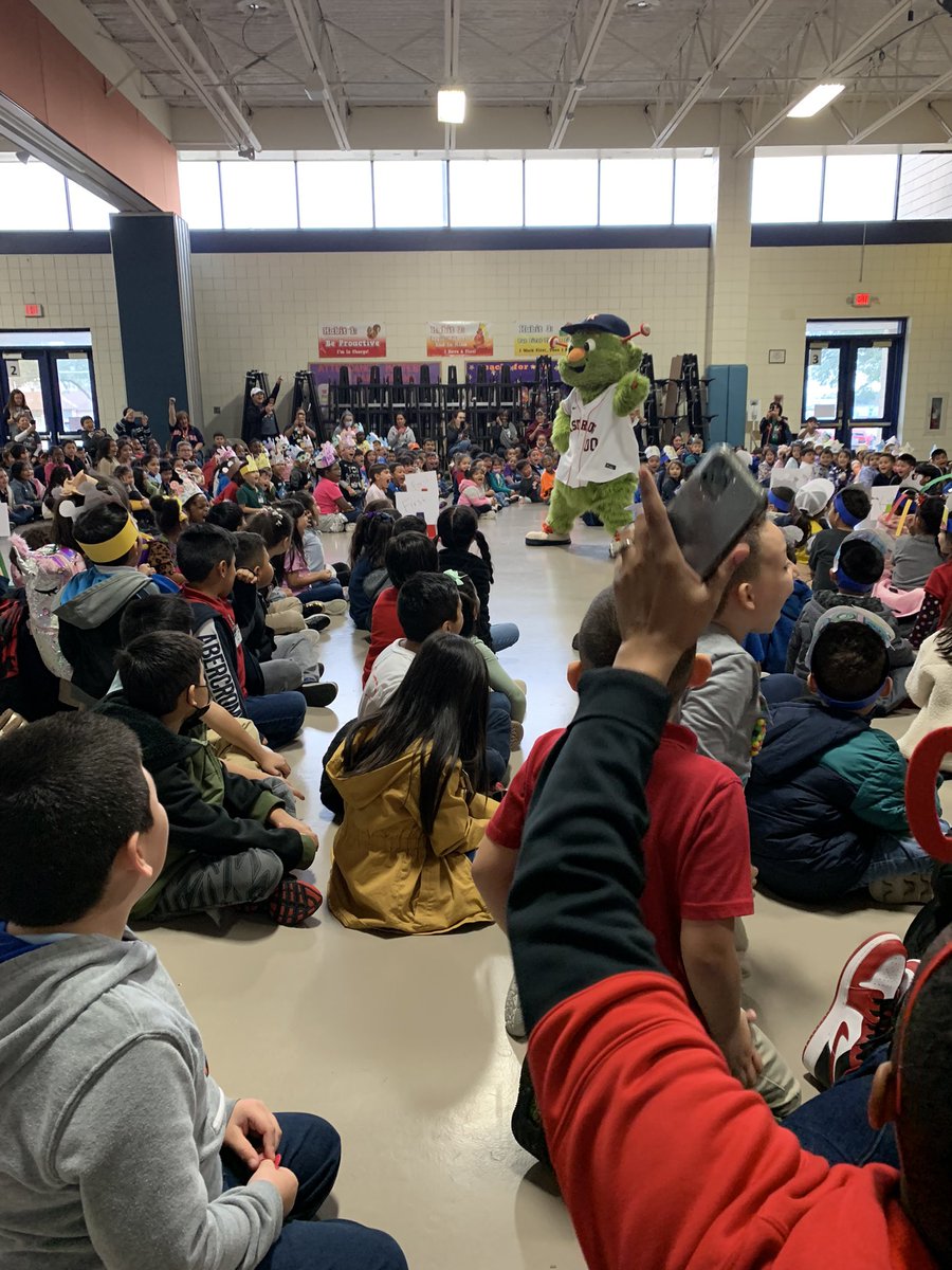 What an amazing way to end the 100th Day of School! Orbit came to Rees and we had a blast! #ReesElemRocks @MireyaFromTX @KathyCherryAP @ReesStars