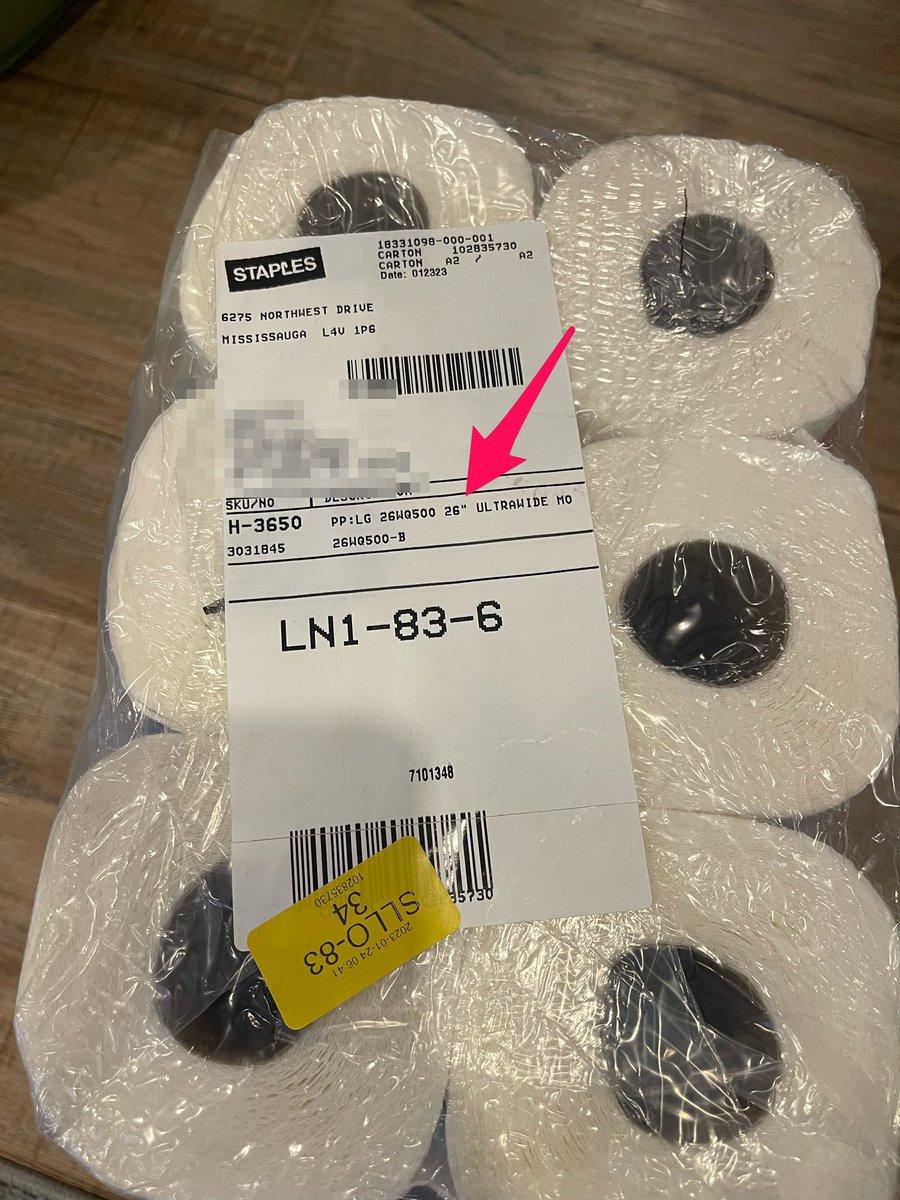 bernadette0192's tweet photo. Hey @StaplesCanada, this does not look anything like a 26” wide monitor. #deliveryfail #badservice https://t.co/pyjz2FHkkD