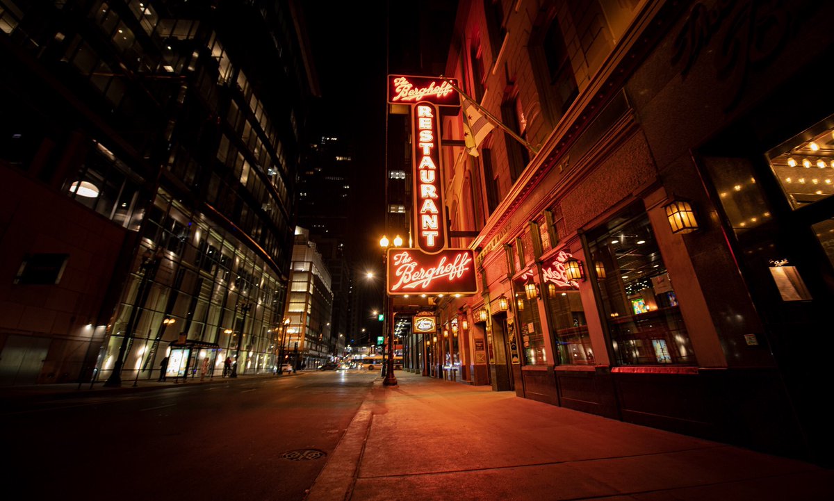 Open since 1898, the @berghoffchicago is the second oldest restaurant in Chicago. It was also featured in The Dark Knight movie. 
📍 17 W. Adams St. 

#nightphotography #moodyshots #prohibition #chicagoeats #windycity #dining #chicagorestaurantweek #germancuisine #intheloopchi