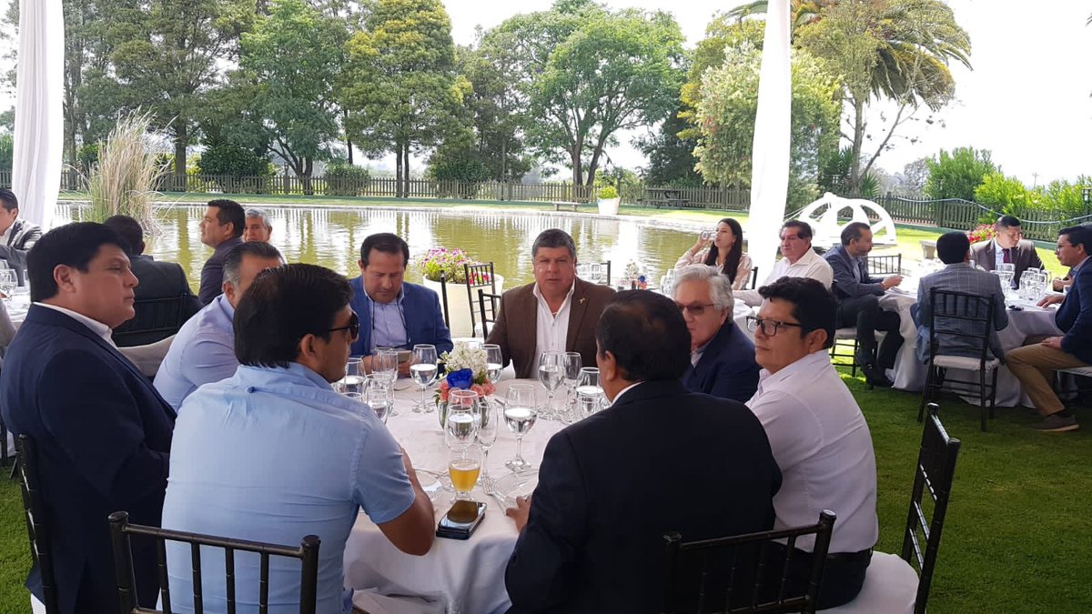 dariovherrera's tweet photo. Almuerzo de fraternidad con la Cámara Nacional de Transporte Pesado del Ecuador y del Medio Ambiente. 

Esta organización representa alrededor de 250 mil unidades de transporte pesado del país. 

Recibí su apoyo total y respaldo a mi gestión frente a los juicios políticos. https://t.co/KM5sRYsTGa