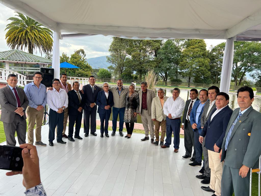 dariovherrera's tweet photo. Almuerzo de fraternidad con la Cámara Nacional de Transporte Pesado del Ecuador y del Medio Ambiente. 

Esta organización representa alrededor de 250 mil unidades de transporte pesado del país. 

Recibí su apoyo total y respaldo a mi gestión frente a los juicios políticos. https://t.co/KM5sRYsTGa