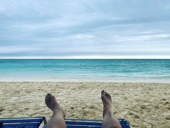 I heard it was 28 and snowing back home. Glad I&rsquo;m here. https://t.co/Ooa4cQE2im<a href="/tag/alaskaairlines"class="tags"><span>#alaskaairlines</span></a>