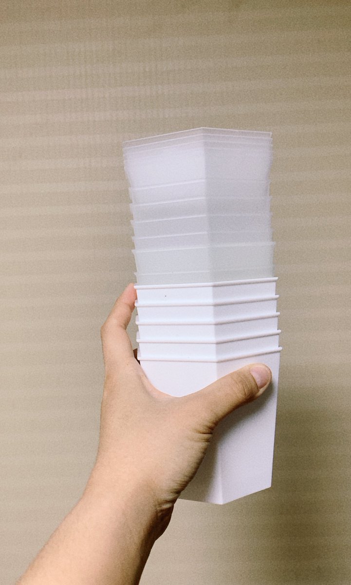 llllIIIIlIIII's tweet photo. 어제 제품담당자에게 선물받은 화분인데 아무리 생각해도 식물변태같다… 화분바닥이 받침대에서 떠 있고 화분받침도 육각이고 뿌리 보라고 반투명인데 빛에 노출되지 말라고 케이스 있음… 플랜톡 입니다. https://t.co/XPLVYYnnVG