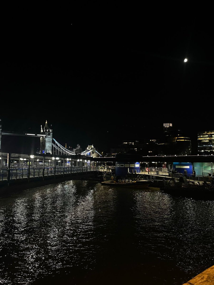 downfzll's tweet photo. i fucking love london https://t.co/fi3cW4ezJ0