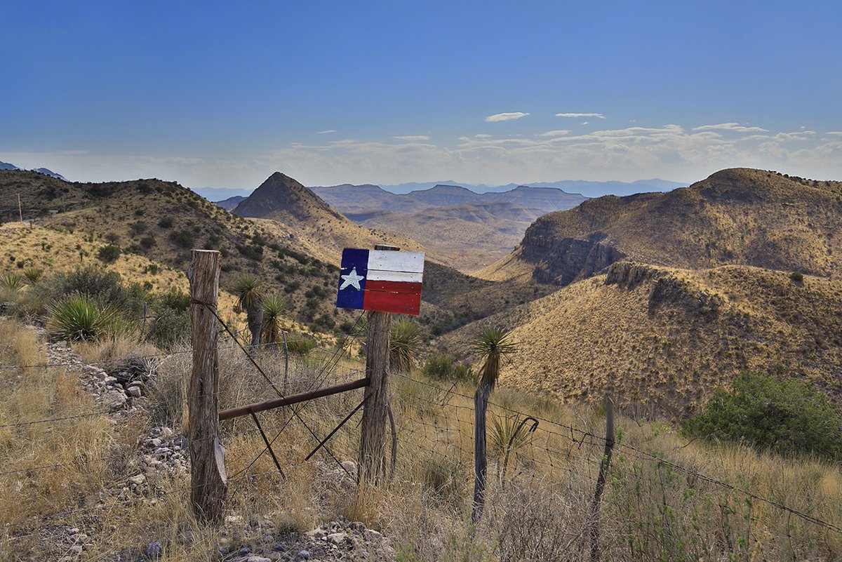 TracesofTexas's tweet photo. I was out on the Pinto Canyon Road near Ruidosa, Texas, when this scene played out.  It seemed preordained somehow, me being Traces of Texas and all.  

If you like Traces of Texas and would consider helping preserve it forever, kindly click here: https://t.co/7qoliDC3v8 https://t.co/BEUHbiVBkP