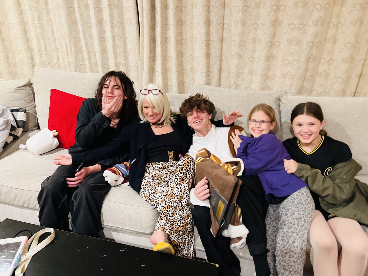 OMG NOT DAPHNE BARAK POSTING THIS ON TWITTER SO WE ALL CAN SEE IT WHATTT LMAO BYE 💀💀💀

#BritneySpears #LeaveBritneyAlone #KevinFederline