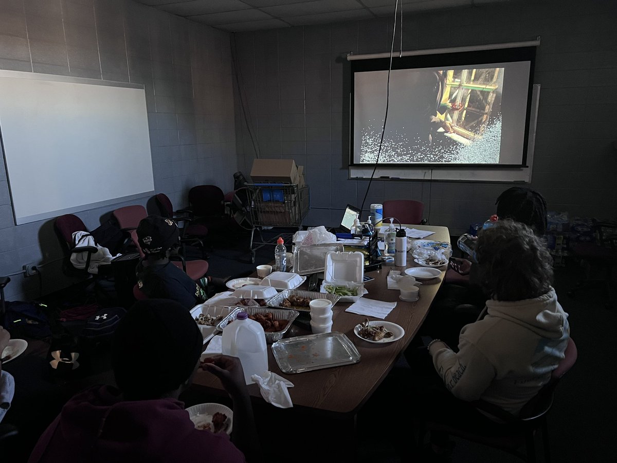 coachking77's tweet image. Dinner and a Movie
#wangs #ranchorbleucheese #lemonpepperhot
#passsomenapkins #thefaculty  
🟡🍗🔵🍗🟡🍗🔵🟡🍗🟡
#LockedIn