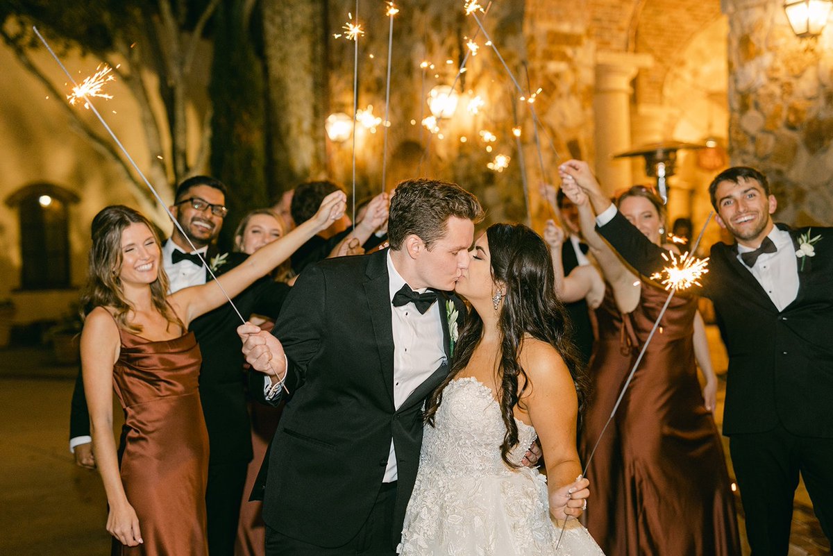 Vangie_Events's tweet photo. Swooning in love 😍
.
.
Bella Collina Weddings 
Kristen Weaver Photo
.
.
#weddingday #wedding #weddingplanner #bride #groom #futurebride https://t.co/QTlTgwGVxX
