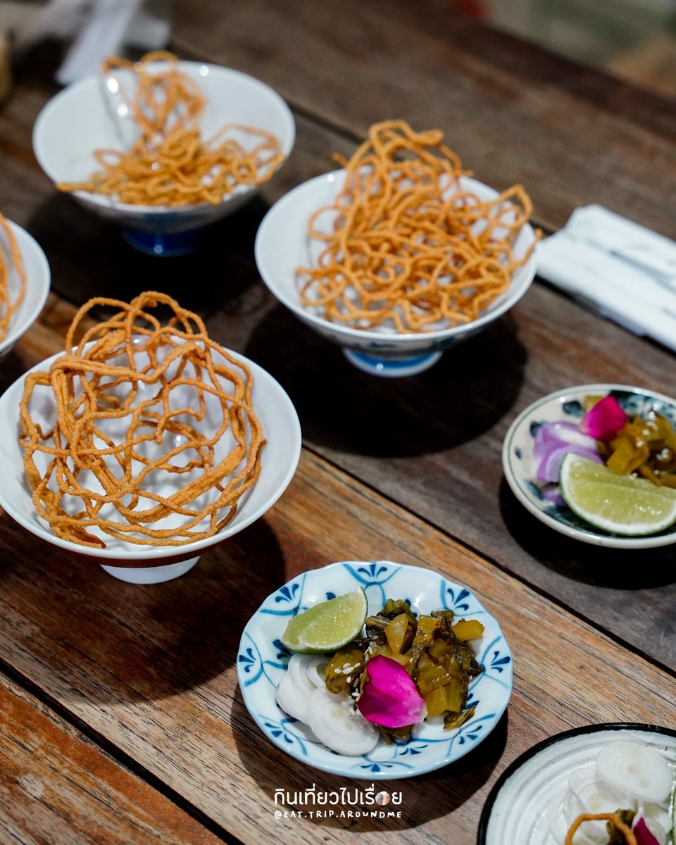 ployycs's tweet photo. 🍜 ข้าวซอย 100 ปี สูตรตาหงษ์
ร้านข้าวซอยสไตล์โอมากาเสะใจกลางตัวเมืองเชียงราย ต้องจองไปก่อนเท่านั้นนะ เพราะทางร้านจะจัดเมนูมาให้เราตามจำนวนคน ไปมากก็จะได้ลองหลายเมนู ซึ่งแต่ละเมนูก็จะมี Story ที่แน่นเอี้ยด 

@aroii https://t.co/lMfptc0mFY