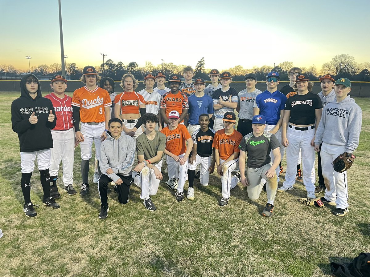GladewaterBSB's tweet photo. Great group of young men. 
Love watching these kids compete and watching Our coaches coach! 
Enjoyed our throwback scrimmage! 

#GoBears
#Wecan https://t.co/fFUV5JV5h5