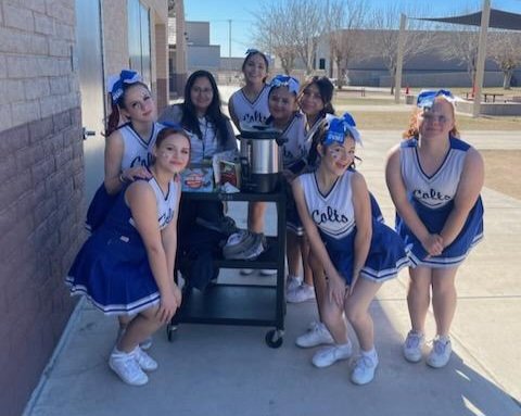 DVMS_Colts's tweet image. Our #extraordinary parent liaison, Monica DeJesus, and our #amazing cheerleaders showed some love to our hard working teachers today by delivering hot drinks!
@DVUSD