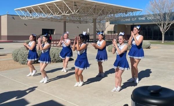 DVMS_Colts's tweet image. Our #extraordinary parent liaison, Monica DeJesus, and our #amazing cheerleaders showed some love to our hard working teachers today by delivering hot drinks!
@DVUSD