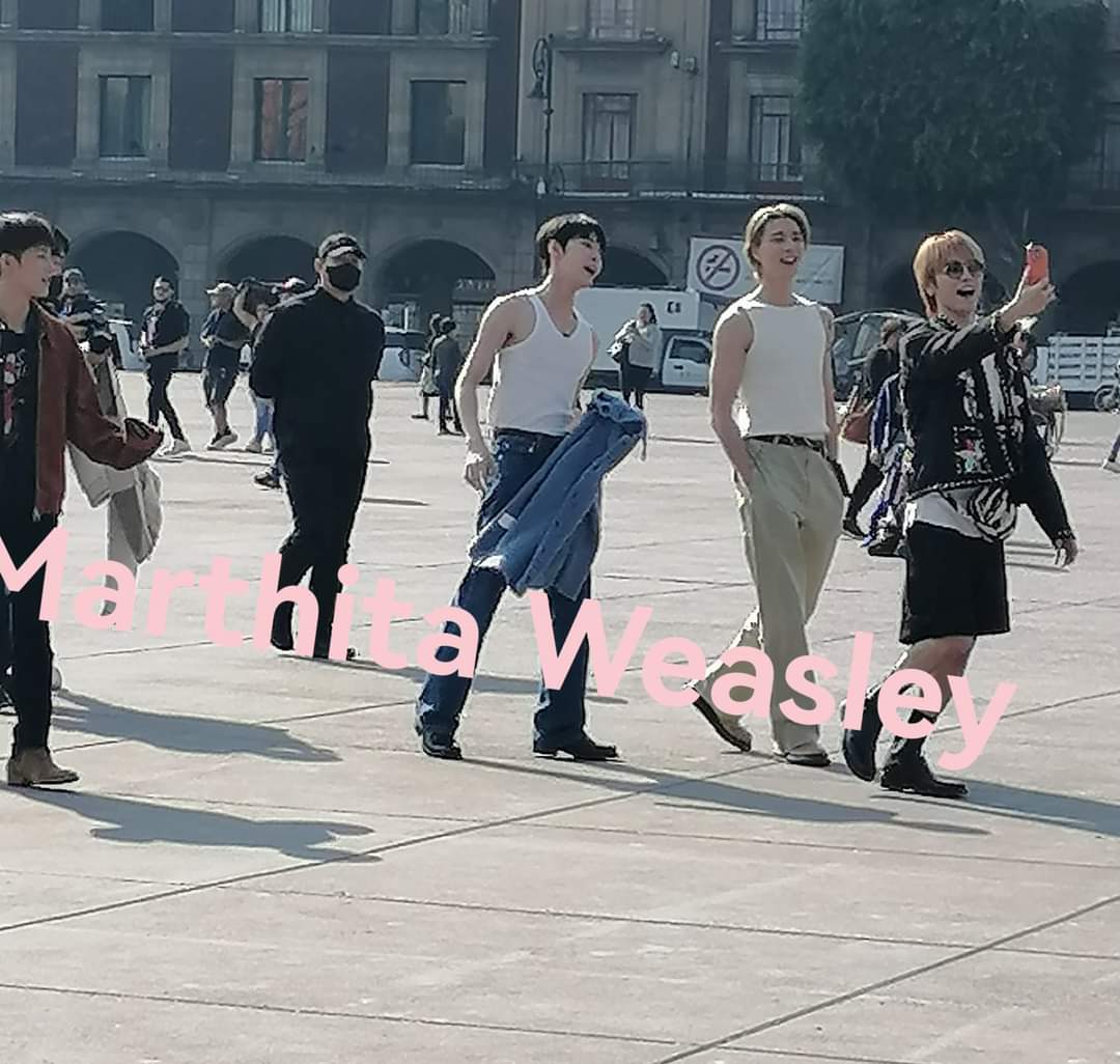 ChanyeolWeasley's tweet photo. #NCT127inMEXICO Story Time de como nos los topamos, y como empezó el desvergue con la gente 😭😭 Estábamos de paseo con mi tío en el templo mayor (aka Tenochtitlan), y saliendo entramos a la catedral a tomarnos fotos y cruzamos al zócalo para también tomarnos fotos + https://t.co/uaYcQcAhfn