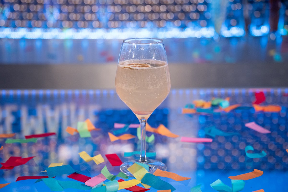 MOCKTAIL 🍯 Voici la recette pour « Le parachute », sans alcool, que Maxime Boivin a créé pour Mélanie Maynard! 🍾 bit.ly/3HE8sRA

Le Défi 28 jours sans alcool, dont Jean-Michel est porte-parole, commence le 1er février!

Retrouvez toutes nos recettes sur Zeste! 🥂✨