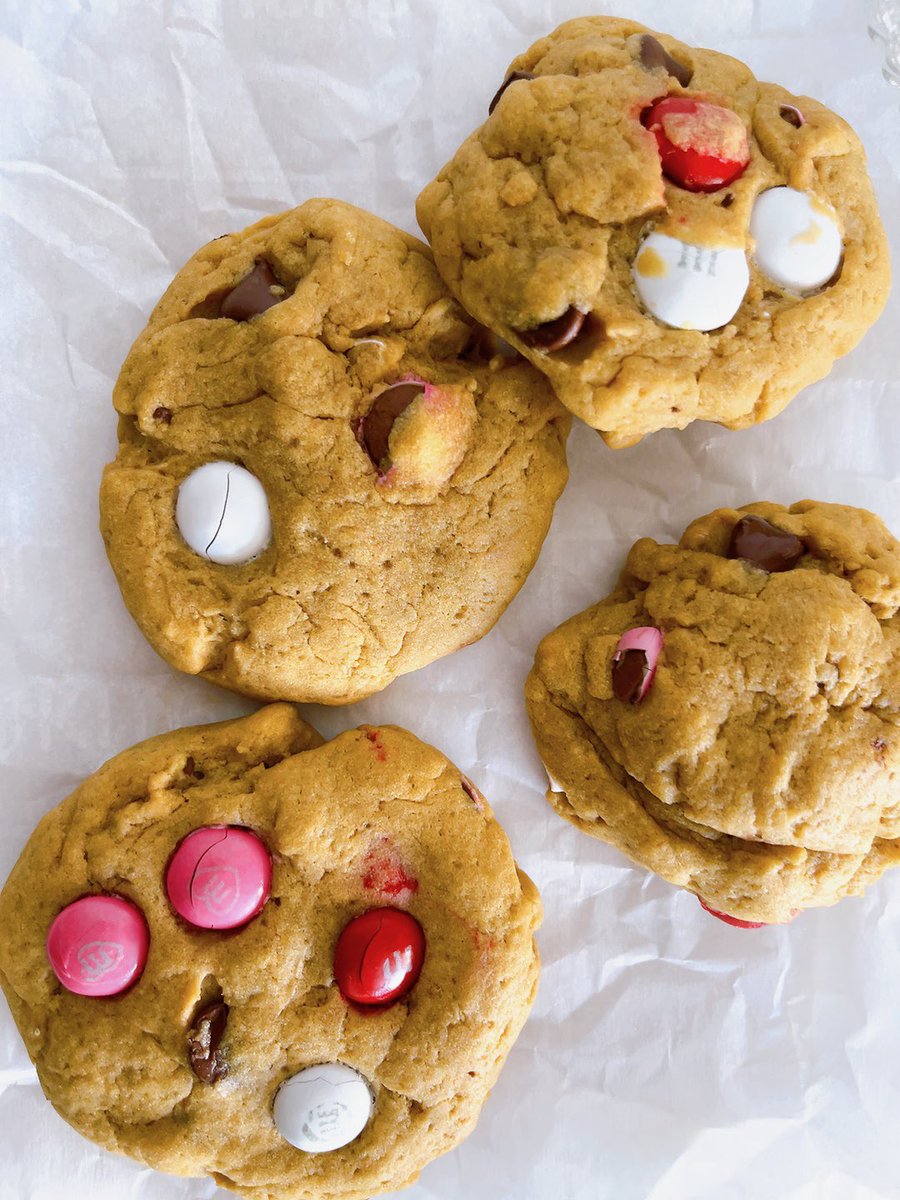 dabakeryhn's tweet photo. Chocolate Chip Cookies w/ m&amp;m’s love edition 🤍💖 #ValentinesDay2023 https://t.co/mtbgUVyGcM