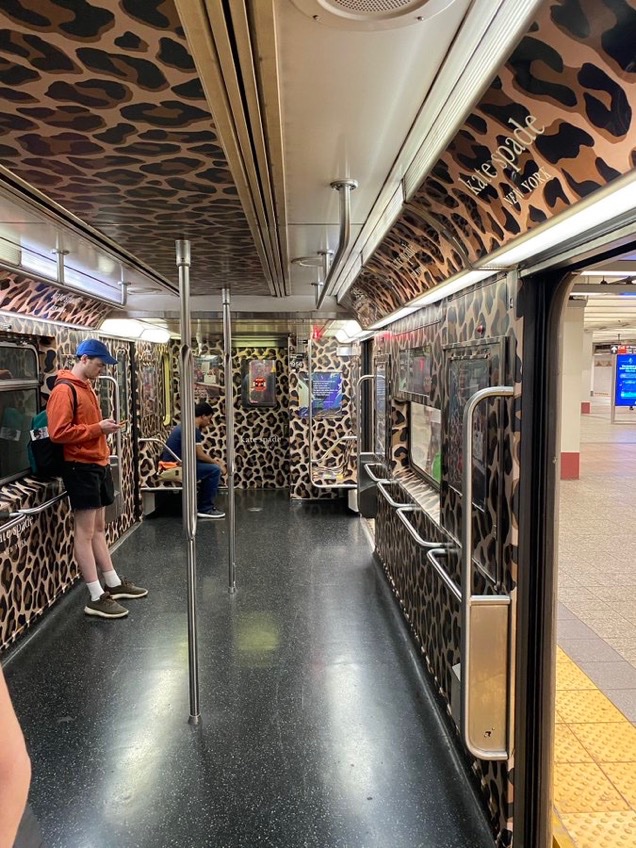 hytmIA's tweet photo. las raxets sueñan con montarse en este metro https://t.co/edJncwsrNI