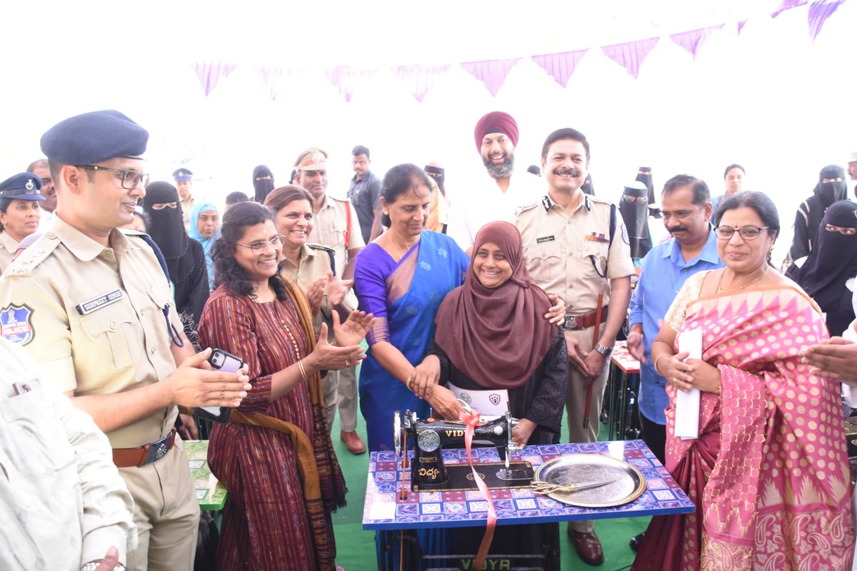 MKSC_Malkajgiri's tweet photo. Sewing Machines donated by Education Minister Smt @SabithaindraTRS through @RKSC_Rachakonda SecurityCouncil in collaboration with @RachakondaCop Commissionerate to the Trained & Certified Underprivileged Women PahadiSharif @CP Rachakonda Shri #DS_Chauhan IPS appreciated gesture https://t.co/gsg6NOJNpw