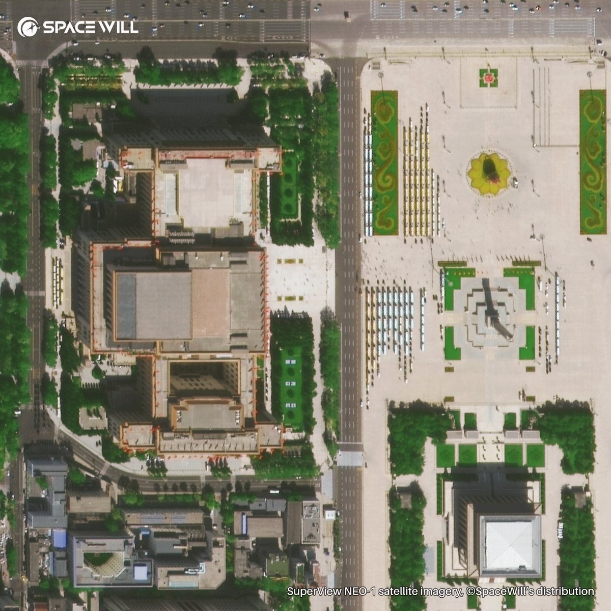 spacewillinfo's tweet photo. SpaceWill's #2022Lookback on 12 Global Events:
11. 20th National Congress of CCP Held in Beijing
#SV NEO-1 captured #BeijingTiananmenSquare where parking rows of Shuttles (in yellow and white) transporting delegates to Great Hall of the People. #SVNEOsatellites #EO #RS https://t.co/FhaWrvBiAO