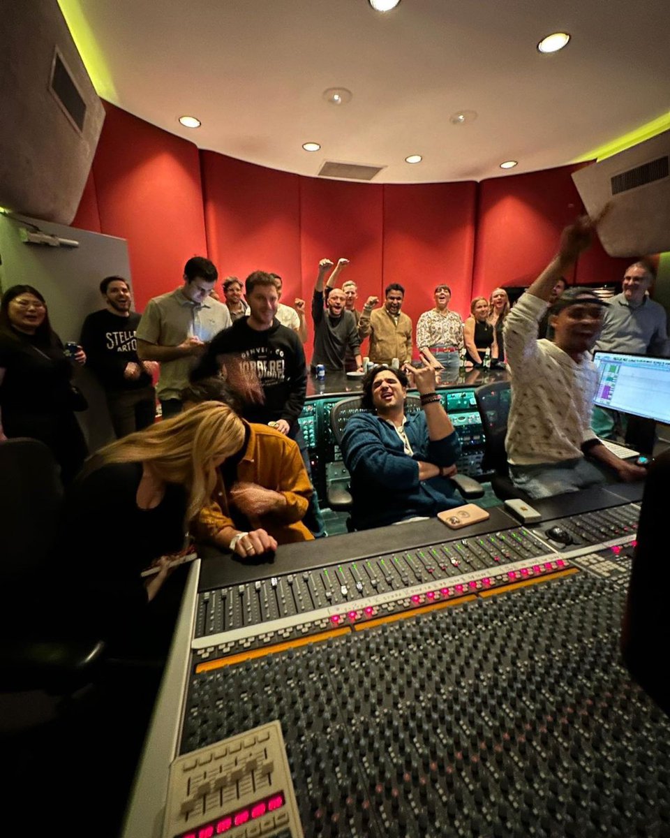 BrianFrasierM's tweet photo. Repost from @elmolovano ✊🏾🙏🏾
・・・
Had a great time producing an epic session for @AnheuserBusch with this group of legends! Too much fun. Thank you @khaleed_juma @ryoked Manny Marroquin #bfmcourses #bfmworld #bfmworldinc https://t.co/YFjuBuCyOx