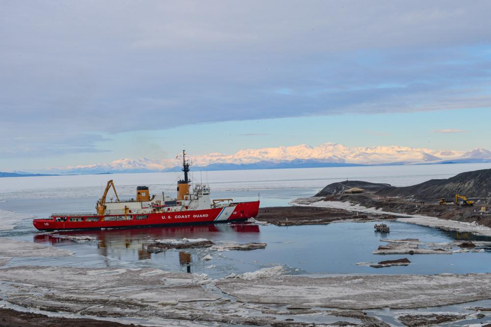 USPACOM's tweet photo. .@USCG #CutterPolarStar participates in #OpDeepFreeze in support of Joint Task Force–Support Forces Antarctica. #FreeAndOpenIndoPacific #Readiness 

@USCGPACAREA | @USCGHawaiiPac

📸: SCPO RJ Stratchko https://t.co/j3WxBOfmTf