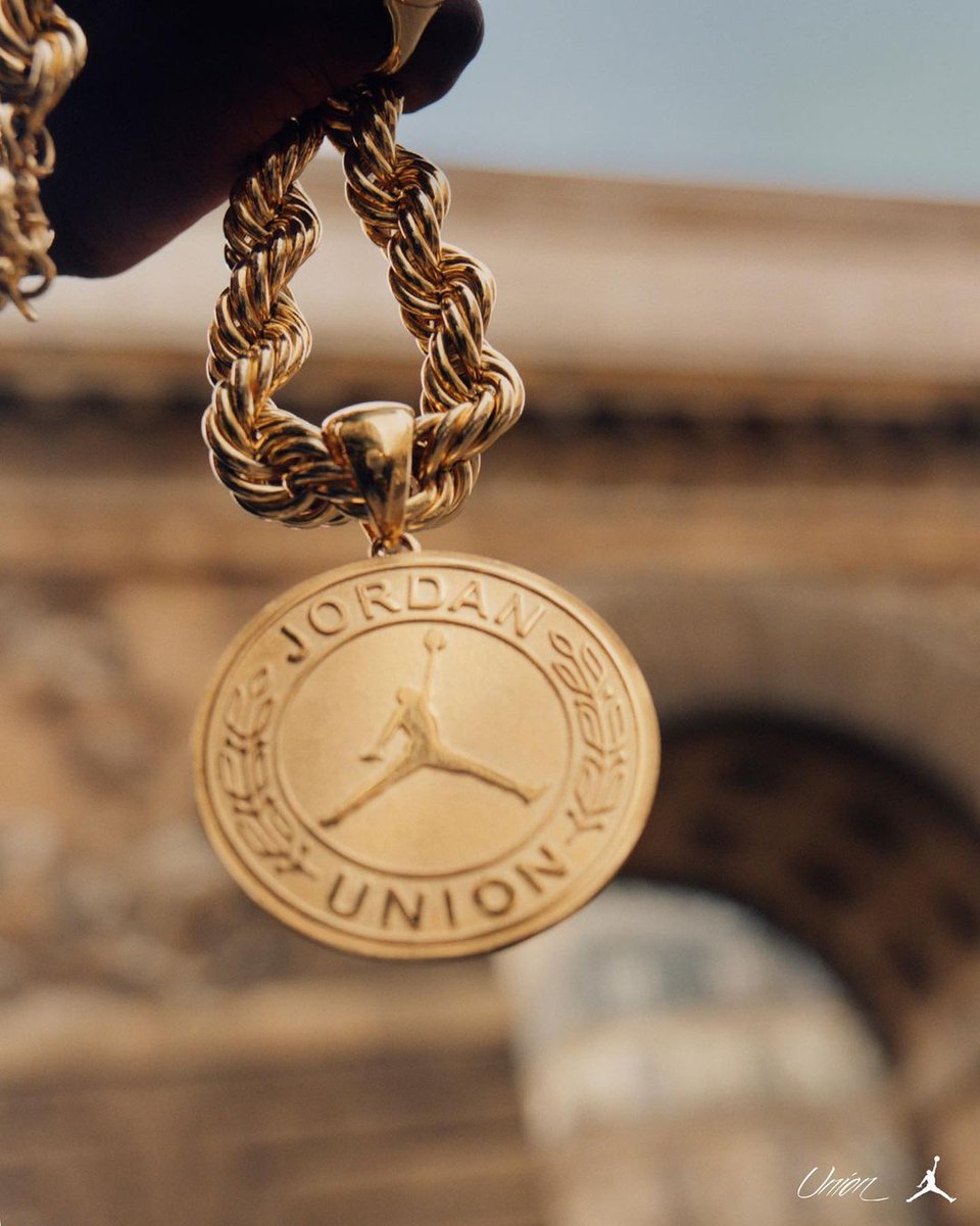 Sneaker News tweet media