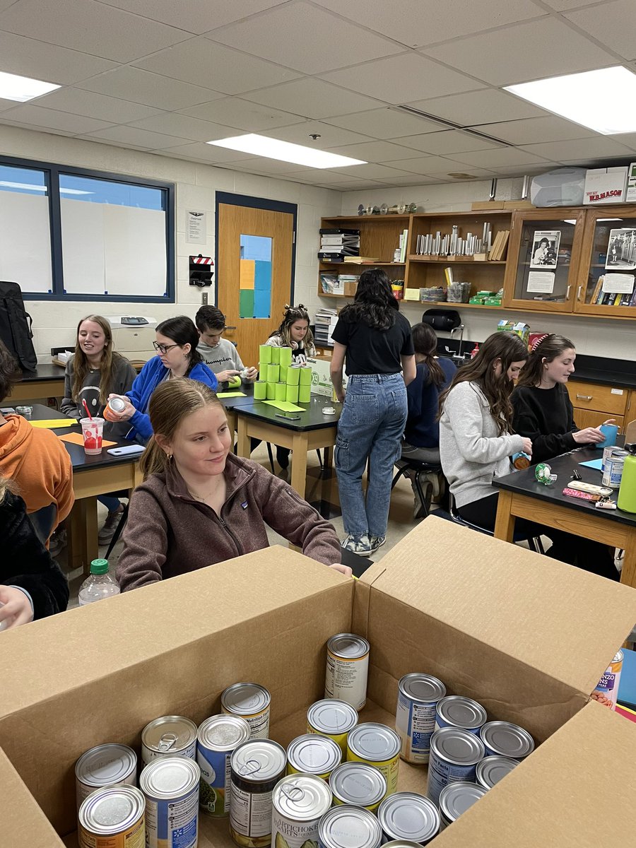 DebbieGerstner's tweet image. Lakota East NHS students prepping to build a can creation to benefit the food pantry at Reach Out Lakota.  Love seeing them working so hard to give back to our community!  #EAST_HAWKS