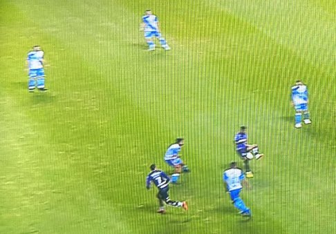 Árbitros y #VAR acuchilla a <a href="/Rayados/">Rayados</a> 
No hay fuera de lugar de #FunesMori !