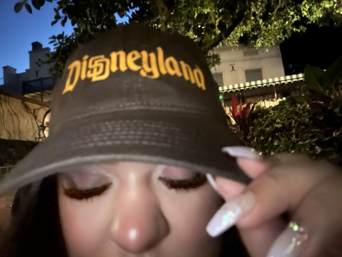 jessicakristel's tweet photo. Cannot believe my hat flew off on pirates CAN EVEN MORE NOT BELIEVE THE BACK ROW CAUGHT IT #blesstfup https://t.co/Bk2g3XdN1x