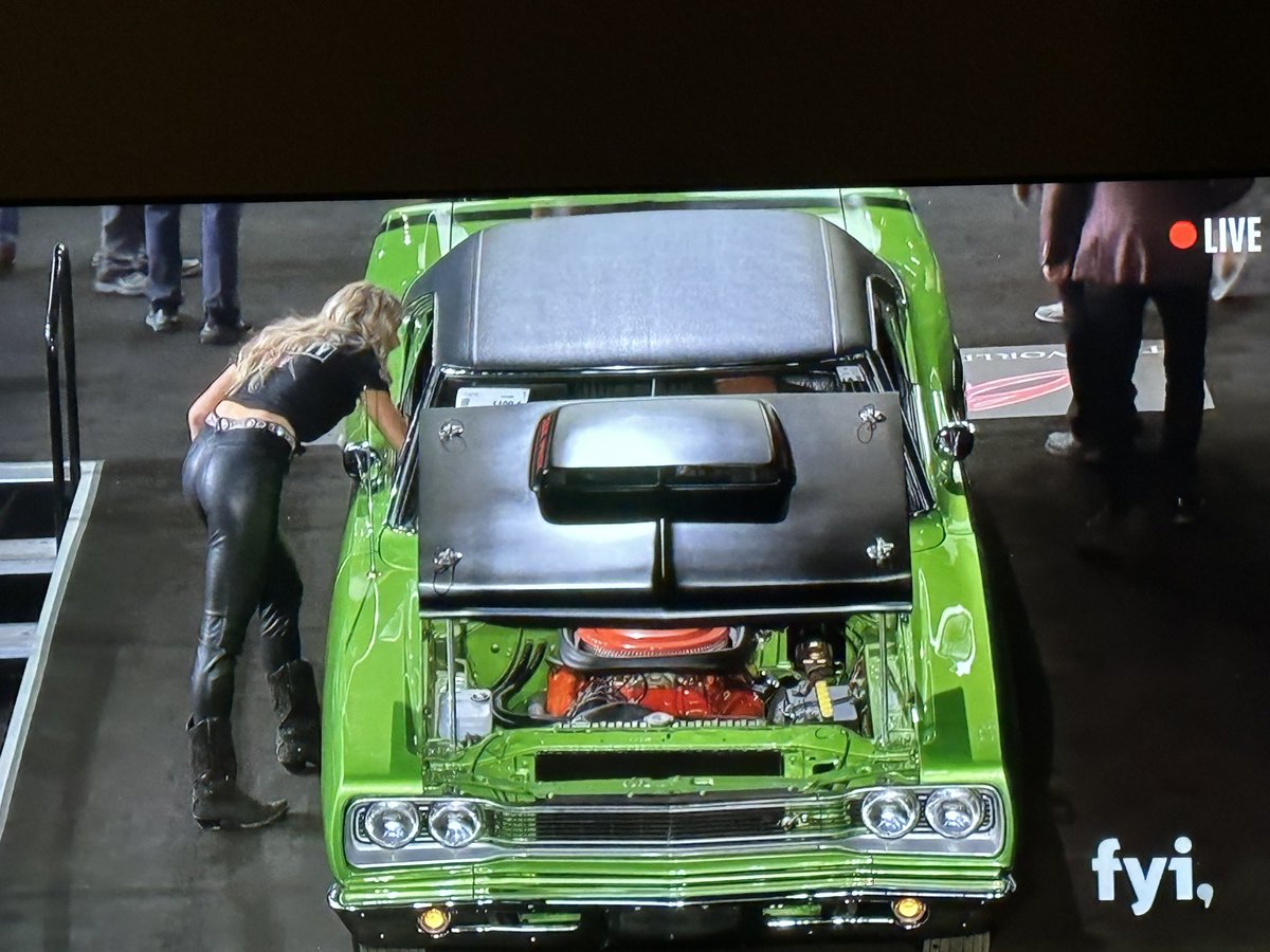 BarrettJaxBooty's tweet photo. My favorite Old Mopar body style outside of the Superbird #Soldstickergirl #BarrettJackson https://t.co/MZqWiuzxO8
