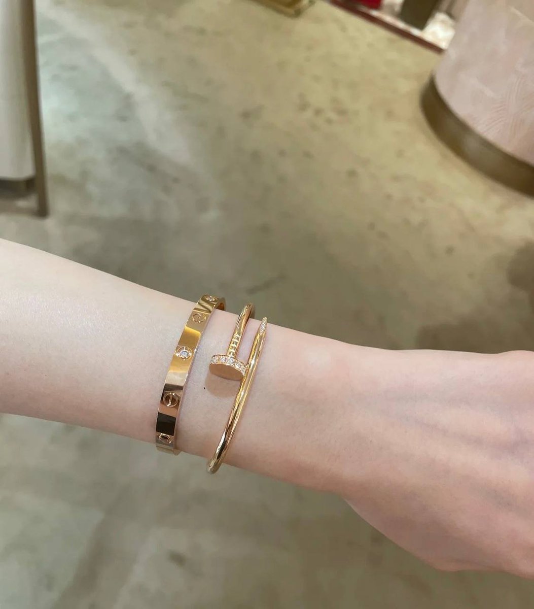 #bangles #cartier 
Life is like this, the spirit in the material is fulfilled, everything is on me, luckily I live up to my efforts