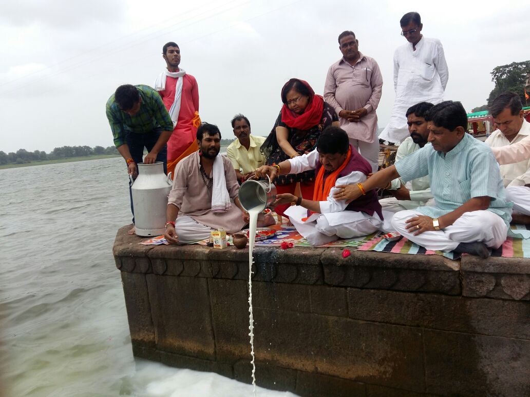 सतत प्रवहित, नित सृजनरत, नर्मदा शुब अक्षर।
भारती है विश्व-वाणी, सरस सरला उर्वरा।। 

अलौकिक और पुण्यदायिनी माँ नर्मदा की जयंती की हार्दिक बधाई एवं शुभकामनाएं...

नर्मदे हर🚩🚩🚩

#नर्मदा_जयंती
#NarmadaJayanti
