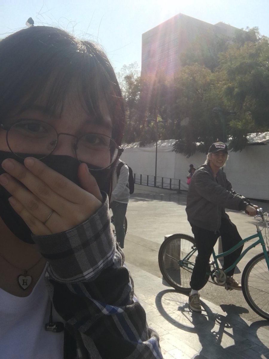 dontsayittditto's tweet photo. 하 ㅜㅜ 
뭔아이돌목격담이
자전거타다가
사진찍는팬보고환하게웃어주기지 
마크저기시민같이나와서
진짜웃음이멈추질않음 ㅠㅜ https://t.co/gfjo090zGO