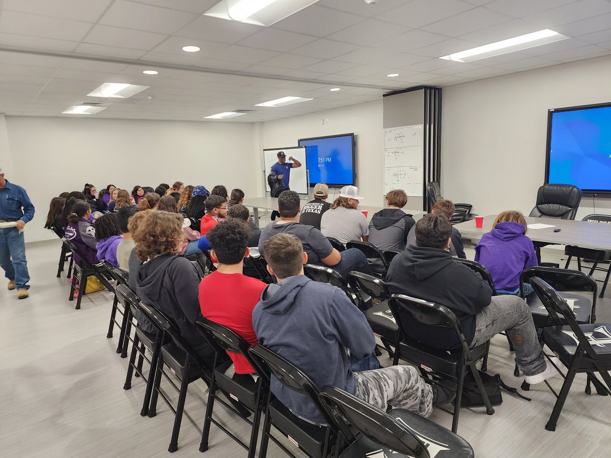HeathClawson's tweet photo. What a great opportunity to hear @ElginTxISD alumni @coachlarrywade who is former @TAMU national champion, Olympian hurdler, & @FloydMayweather team. Now a professional trainer speaking to some of our athletes #rareoppurtunity https://t.co/IuMHusaENr