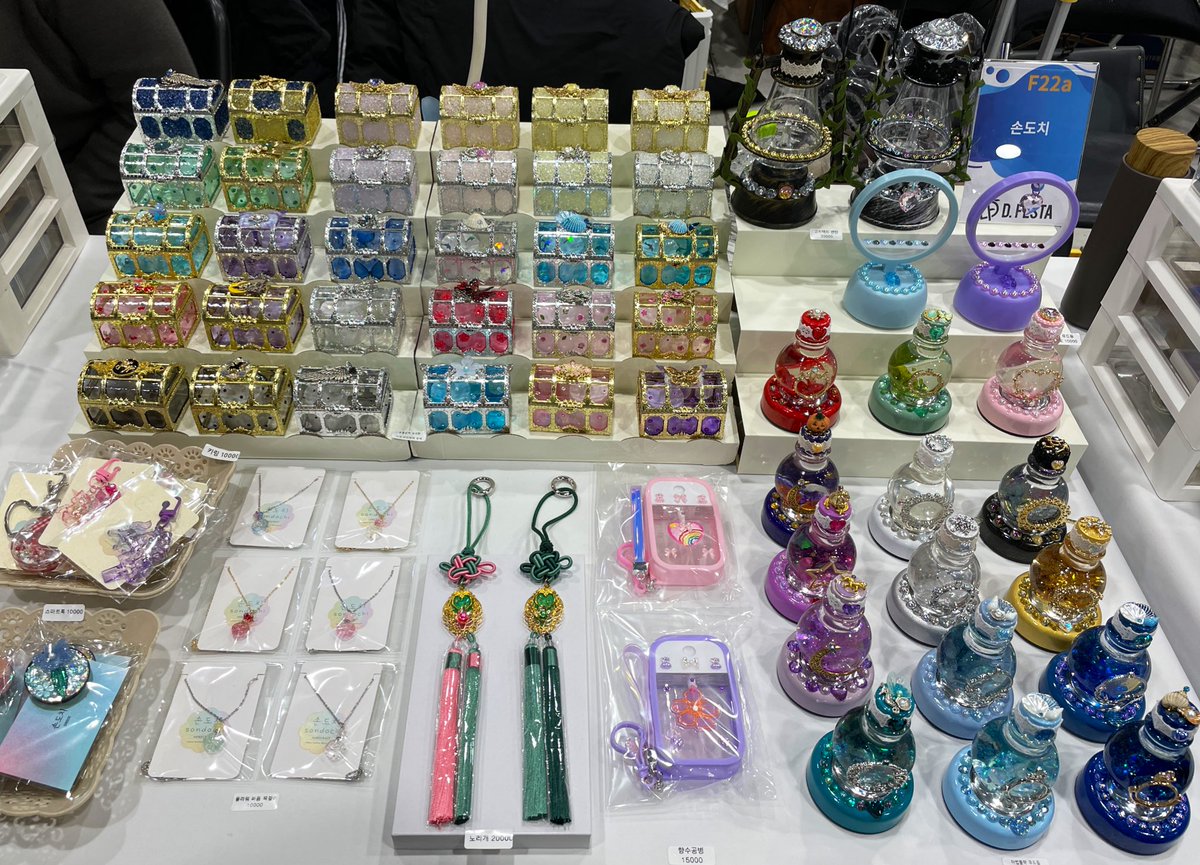 디페스타 F22a 손도치 부스에 있어요! 오늘 하루만 참가라 가급적 늦게까지 있을 예정이니 느긋하게 들러주세요 :)

랜덤박스 디피를 못했는데 말씀하시면 꺼내드릴게요😘