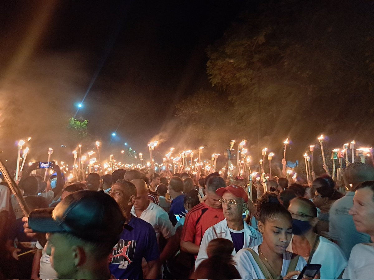 Schez_Ana_'s tweet photo. Rememorando la histórica Marcha de las Antorchas y celebrando el aniversario 170 del natalicio de nuestro apóstol José Martí.
@DianaSedalYanes @josejoseapollo @laprofedice_pod @thaimi_perez @Yamailita @GiselleMndezHe1 @UOCuba
#MiAntorchaMiFuerza
#CubaViveEnSuHistoria https://t.co/saddI6xqsB