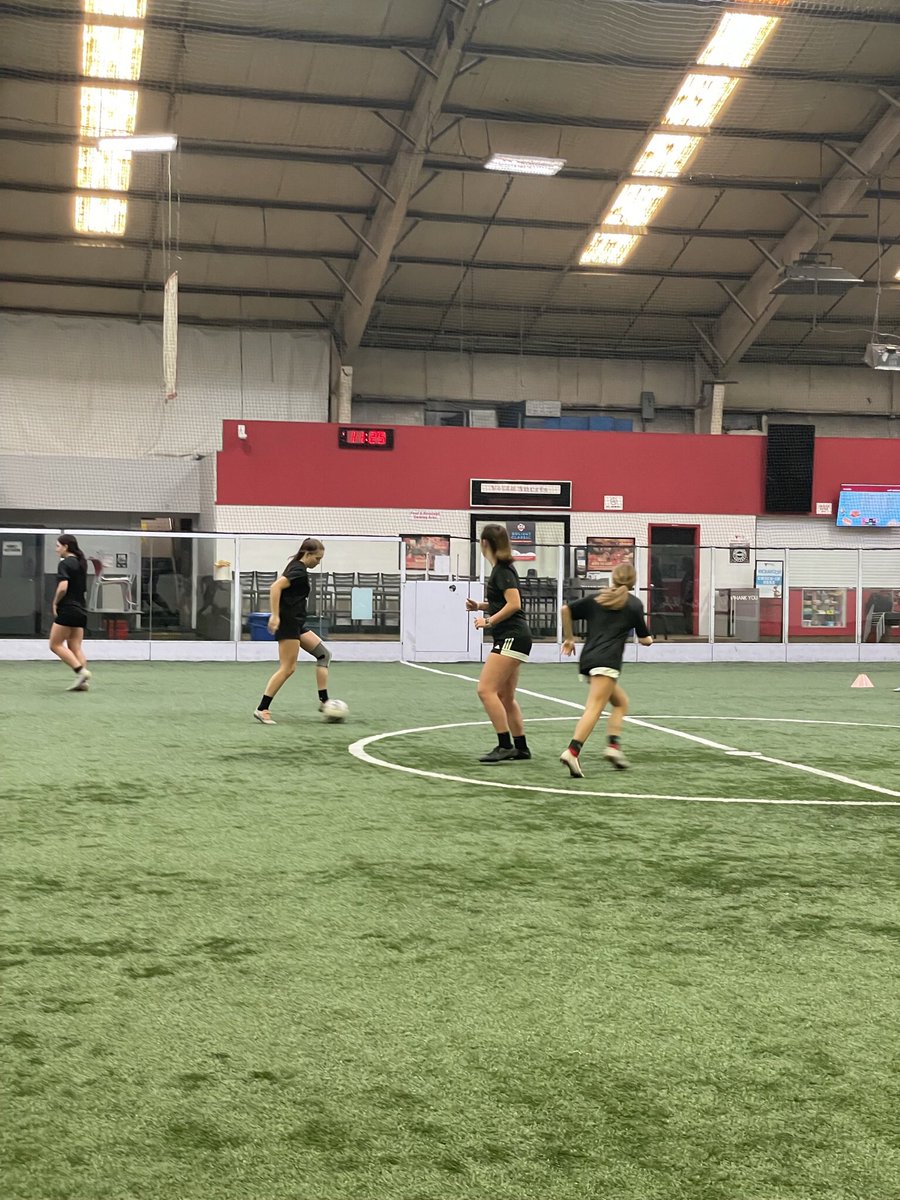 MUSaintsSoccer's tweet photo. MUW⚽️ with some technical work @VettaSports this morning…gotta work extra hard because of that ⛄️ day on Wednesday!!
#trusttheprocess
#itsaspringthing #SaintsNation https://t.co/oqtHqz7Eu9