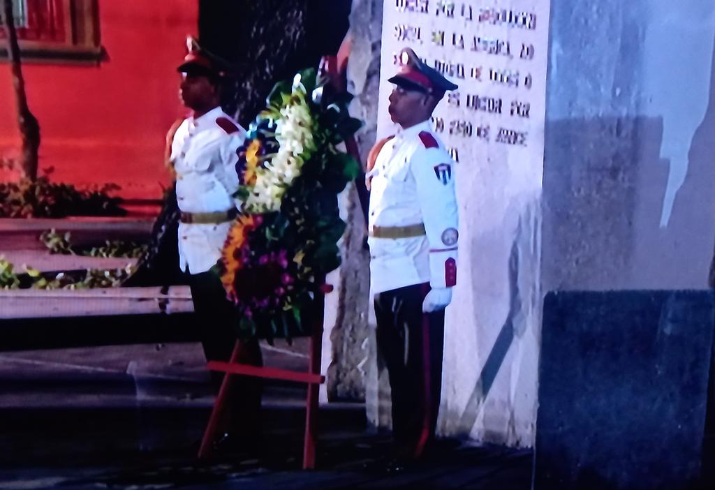 Marcha de las antorchas No 70, los jóvenes siguen siendo martianos, con ellos el General de Ejército Raúl Castro, participante de la primera marcha en 1953.
#MartiVive