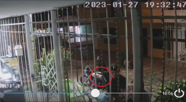zonacero's tweet photo. Delincuentes atracaron a dos clientes de negocio de comidas rápidas en Soledad
https://t.co/2lfXRLcems. https://t.co/tZLLOVQio2