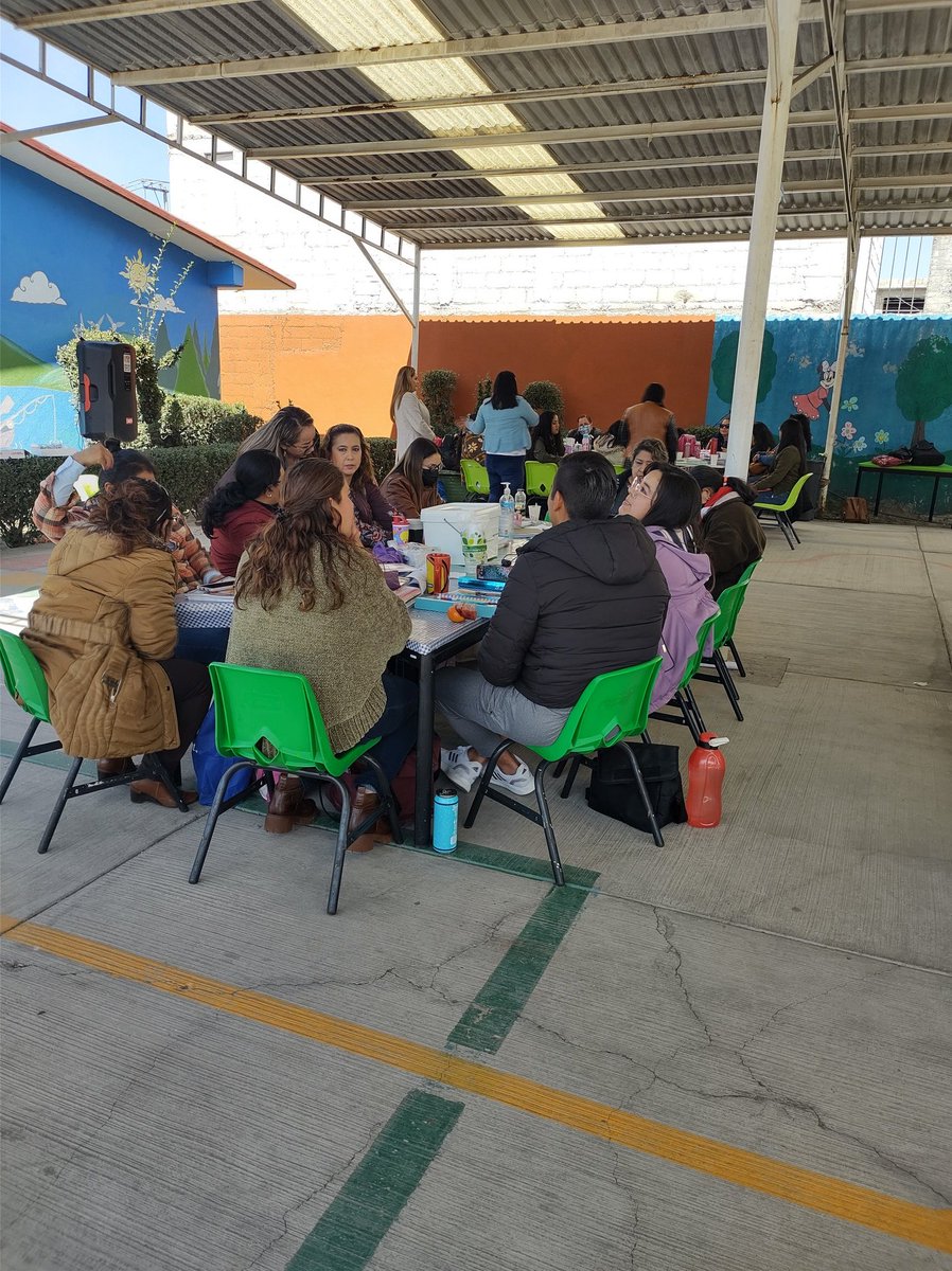 Cam5Temoaya's tweet photo. Está mañana se realizó la tercera sesión de consejo técnico escolar en el marco de la nueva escuela mexicana donde se analizaron los elementos del plan analítico y su vinculación con los ejes articuladores. https://t.co/JPVOnvzpqe
