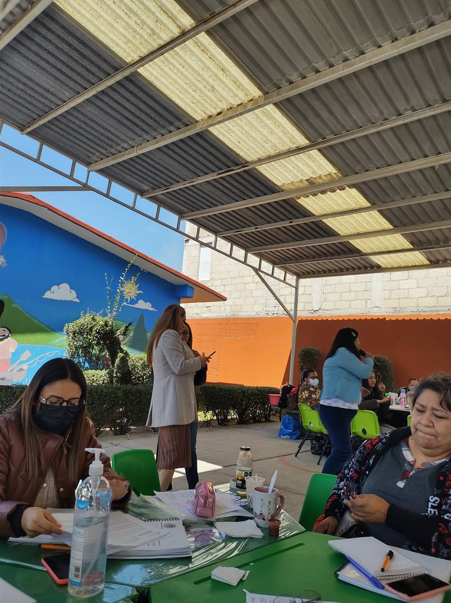 Cam5Temoaya's tweet photo. Está mañana se realizó la tercera sesión de consejo técnico escolar en el marco de la nueva escuela mexicana donde se analizaron los elementos del plan analítico y su vinculación con los ejes articuladores. https://t.co/JPVOnvzpqe