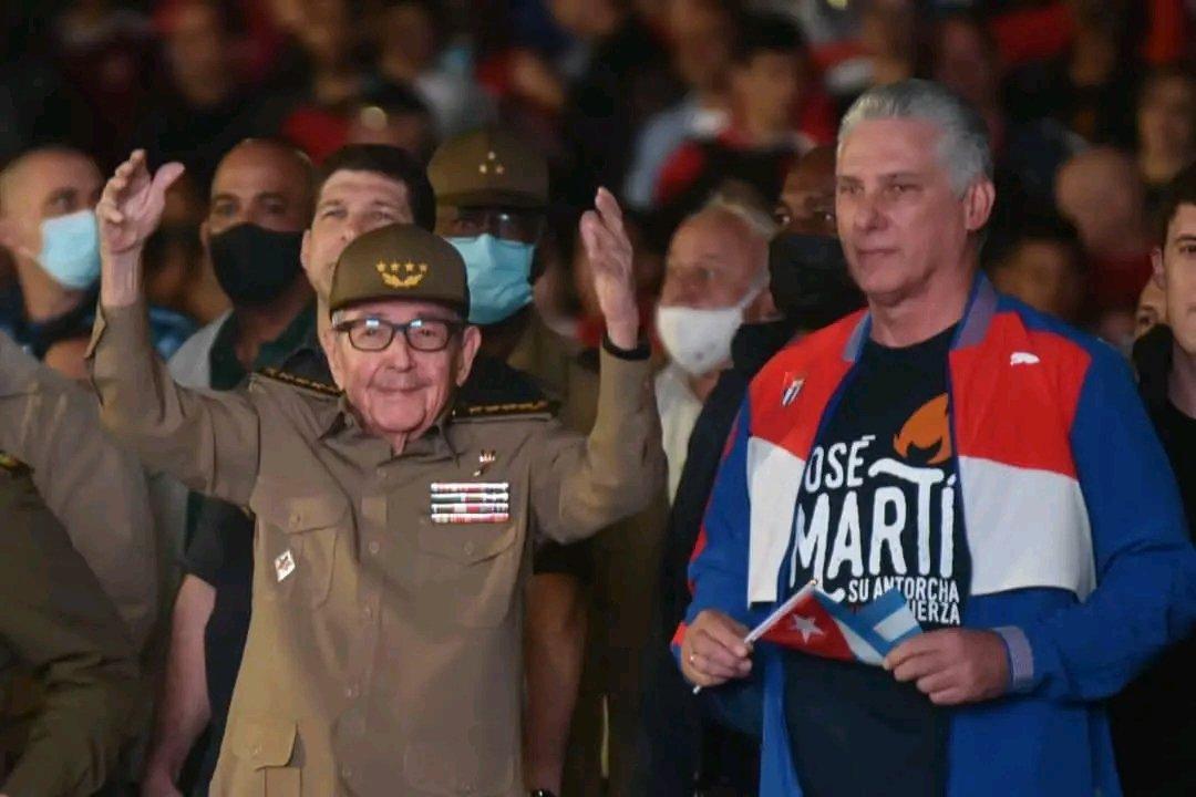 ¡70 años después, sigue encabezando la marcha! ¡#SuAntorchaMiFuerza, #MartiVive en cubanos así!