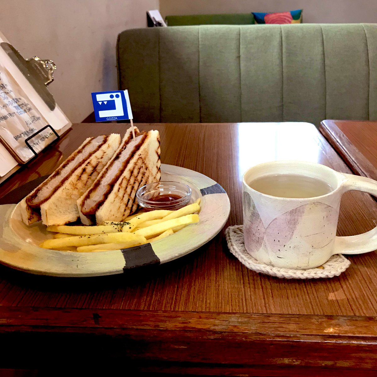 hana_20211107's tweet image. 昨日のハイライト
那覇で相棒を借りて恩納村まで爆走。曇天でたまに霧状の雨がちらつく中、強風で何回もフラついて恐怖。
おすすめされた恩納村のGOZZAのカツサンド！今まで食べた物の中で1番美味しかった…😋そのまま恩納村泊。青い海を見ながら沖縄の風を感じる予定だったのに😂

#GOZZA #恩納村