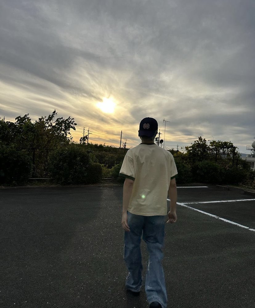 Minhyhng's tweet photo. Saturday morning. Little miracles moments full with wonder a little sparkle of hope in sunshine. There was a yellow siluet in front of me when i'm walking around, the color same as my t-shirt. They shine so beautifully without being asked by anyone, so beautifull yet so far. https://t.co/4JlJJ9nmu5