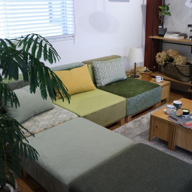 \ 即売展示会はじまりました /

本日、10時よりオープンしております！

長野県東御市にある「パンと日用品の店 わざわざ」とMANUALgraphが一緒にソファをつくりました。その名も「TSUGU」
自分で簡単に分解でき、張り替え可能な、ずっと使えるゴミにならないソファです。