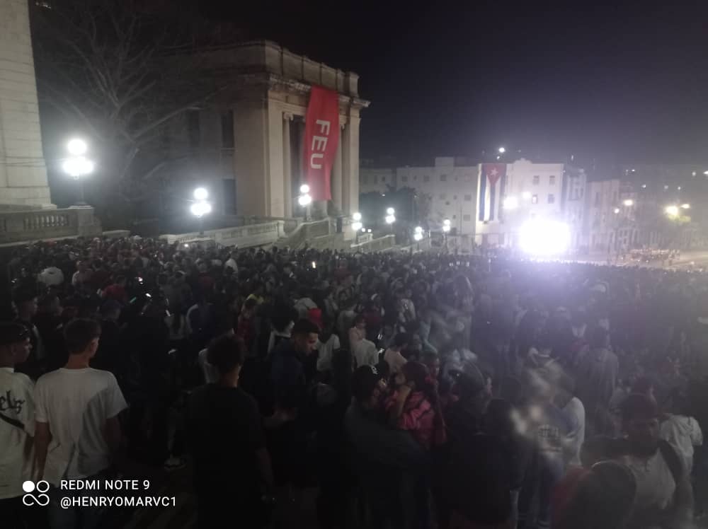CalixtoOrozco's tweet photo. La noche se ilumina con la presencia de cientos de jóvenes, que en su corazón llevan el amor por José Martí. En víspera de su natalicio... Gloria Eterna https://t.co/px6NKKyxrw