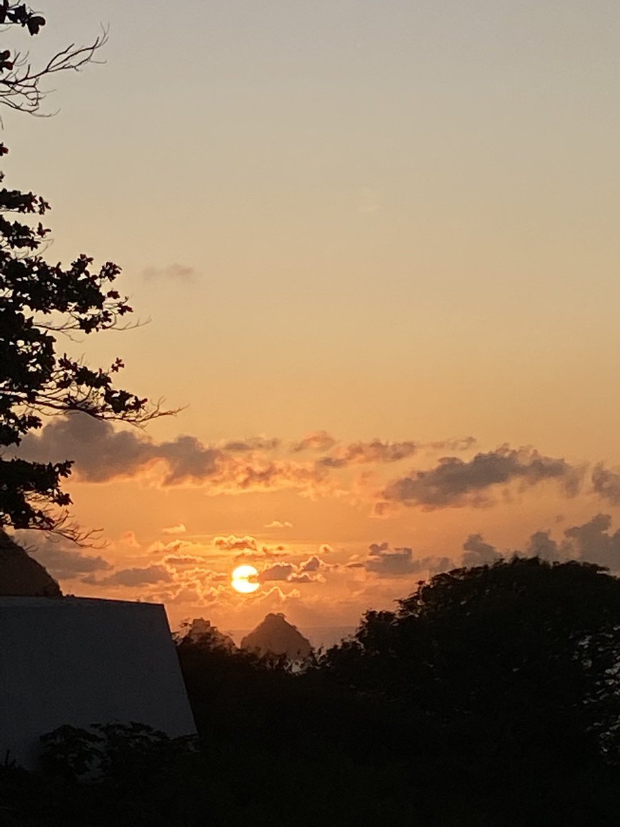 juliabsouto's tweet photo. O pôr-do-sol é uma coisa tão simples mas tão bonita 🌄 https://t.co/5c6j80UOM6