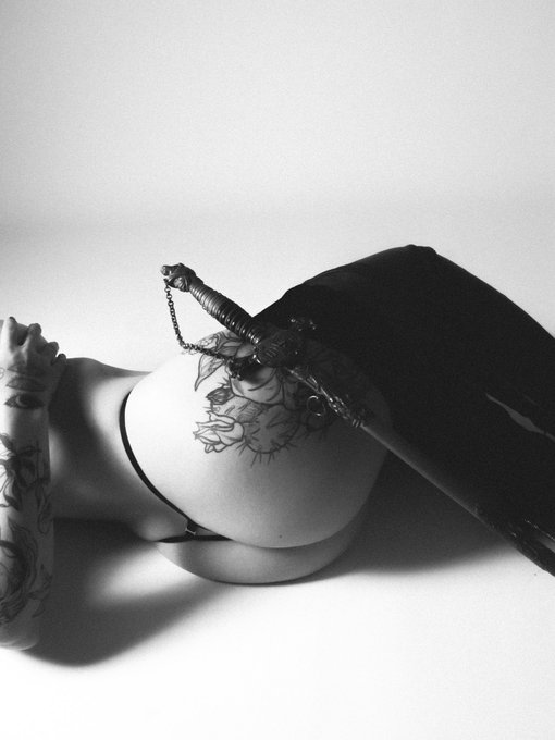 40% off next 100 subs https://t.co/Ke5dnASexV i&rsquo;m in my DM&rsquo;s right now ✨🖤 https://t.co/E4JJLGh3Gh