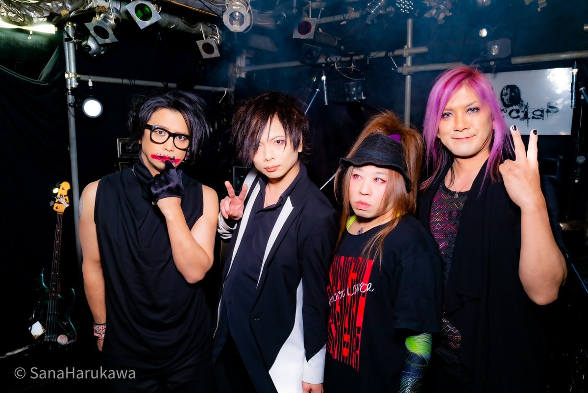 oharuevent's tweet photo. 22日出演

初日から裏方やセッションで参加していた頼田さんの気迫がこもったライブでした。
おはるさんへの想いが強く伝わってきました。
セカンドアルバムの発売も決定したようで楽しみです。

UNCLOCK LOVERありがとうございました。 https://t.co/TKaMGTbYnR