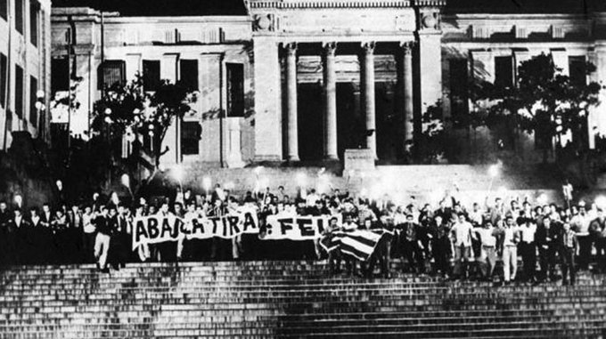 La marcha de las antorchas de 1953, primera batalla de la Juventud del Centenario en Cuba🇨🇺. 
#FidelPorSiempre no permitió que José Martí muriera en el año de su aniversario 100. #MartiVive♥️
#LatirAvileño @Conavil_ECM @UJCdeCuba @FEUdeCuba